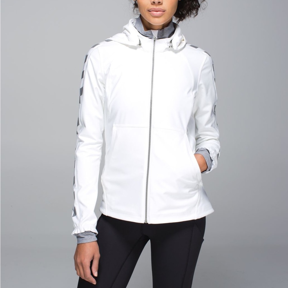 Lululemon Feelin' Frosty Softshell
White, size 6, like new condition